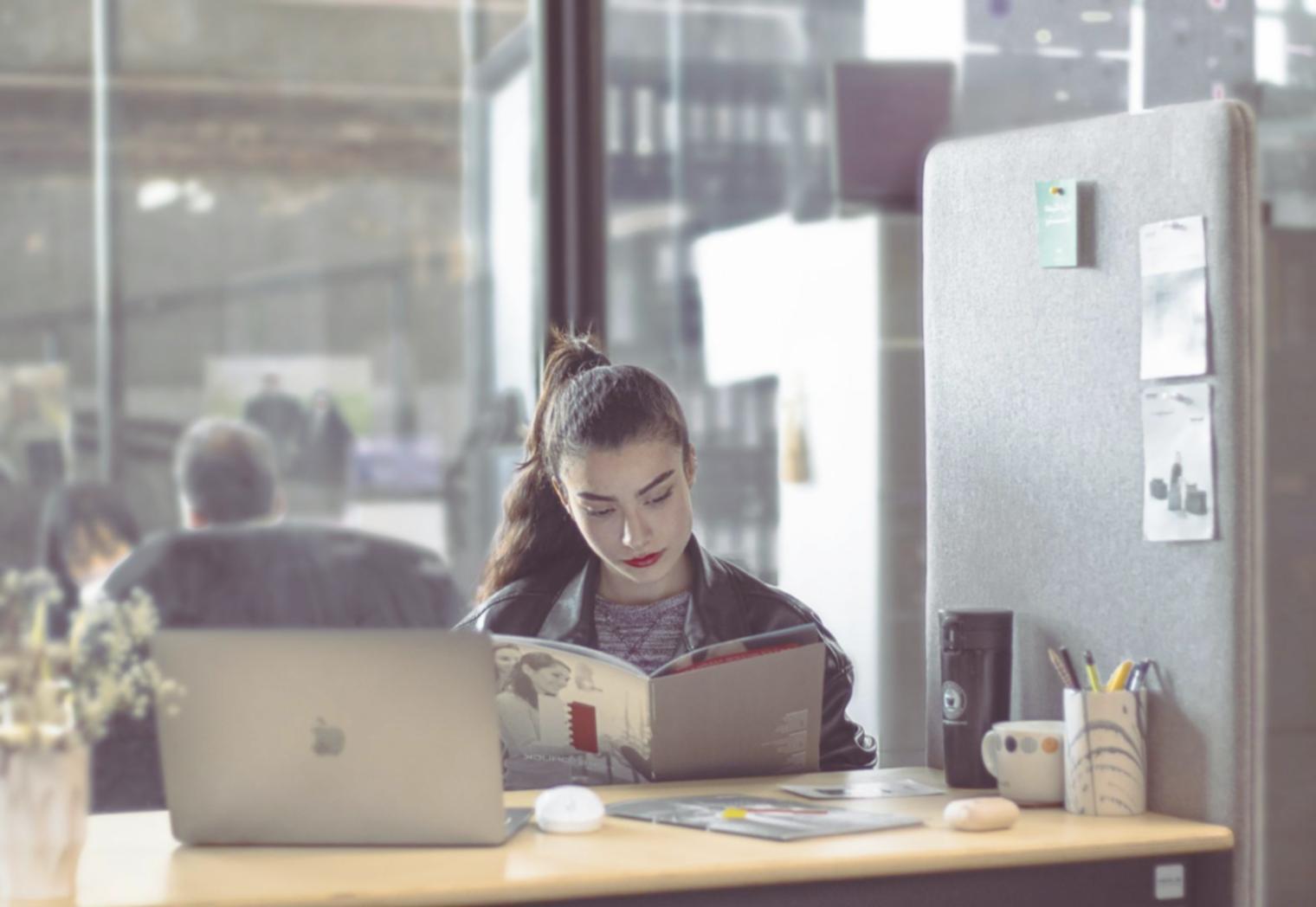 Espacio de trabajo con hojas de cálculo financieras